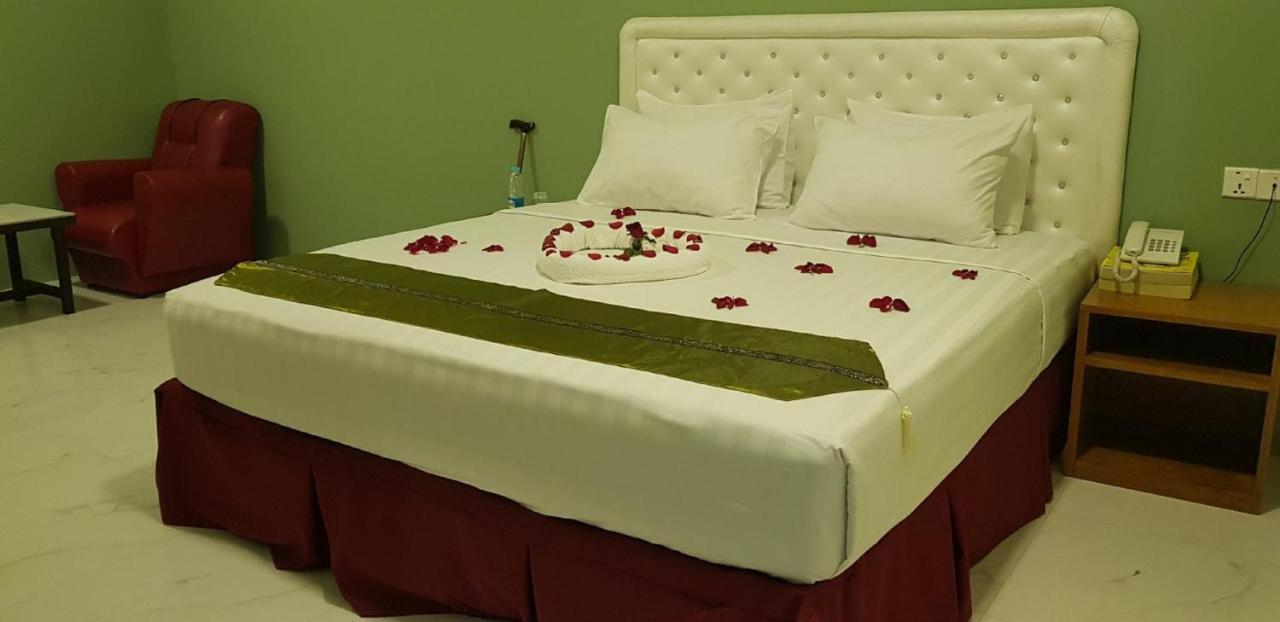 Supreme Hotel Янгон Экстерьер фото